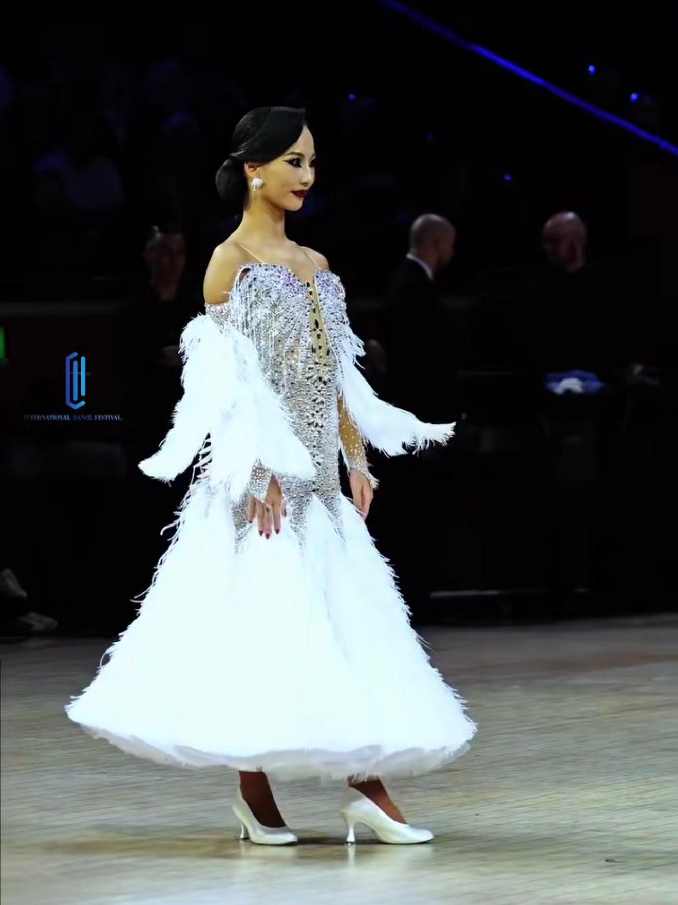 【Sold Out】DQ-D90 Annie選手スポンサードレス　Whiteフェザー